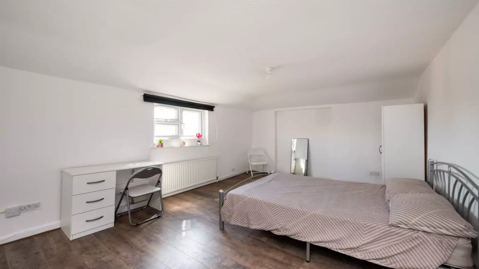Flat St Martin's Close in Greater London