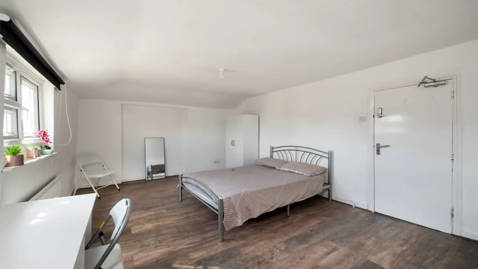 Flat St Martin's Close in Greater London