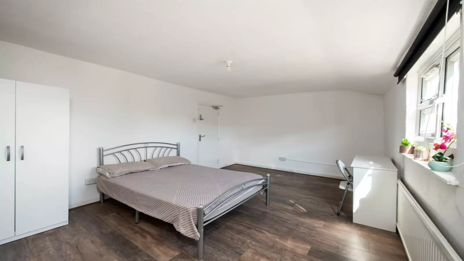 Flat St Martin's Close in Greater London