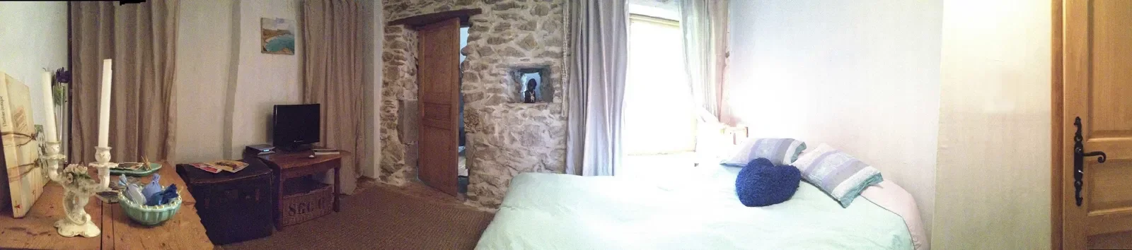 Room Place de la Halle in Saint-Sorlin-en-Bugey