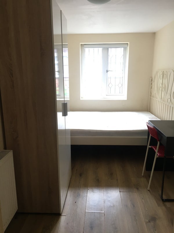 Room Bridlington Road in Greater London
