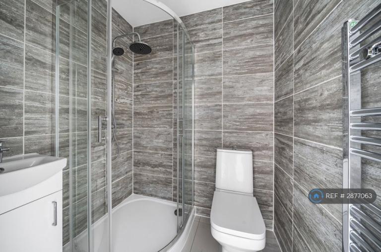 Room Floriston Avenue in Greater London
