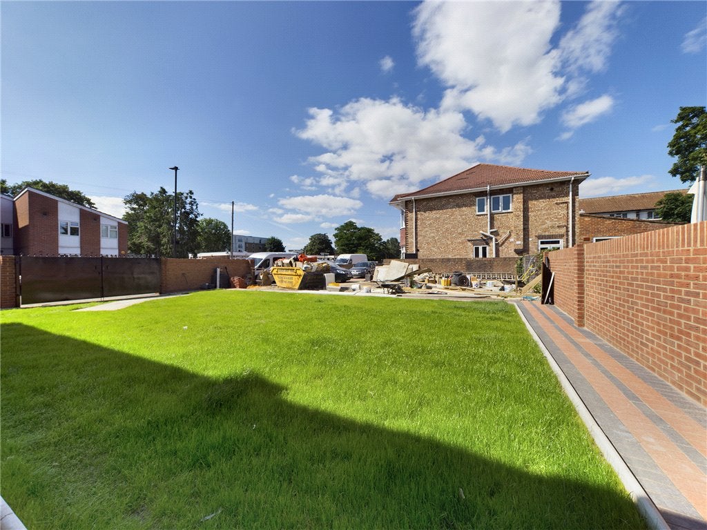 Flat Ashfield Avenue in Greater London