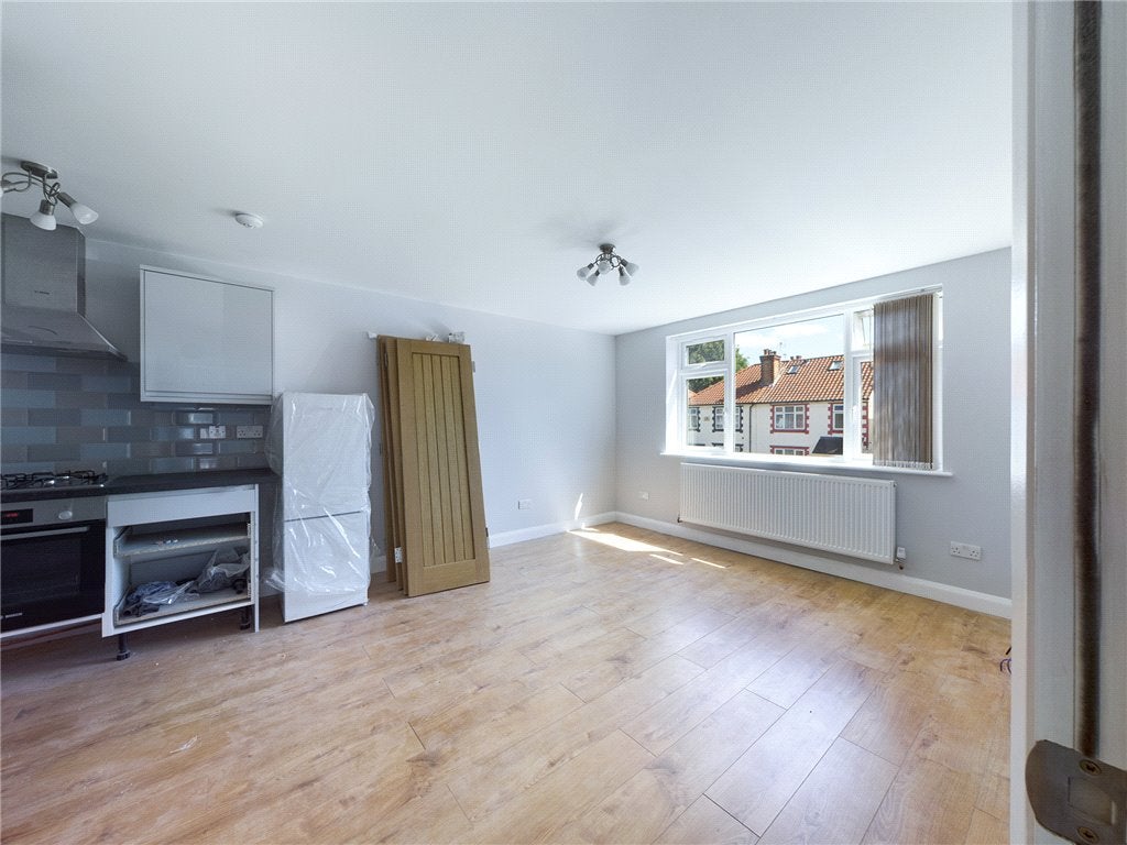 Flat Ashfield Avenue in Greater London
