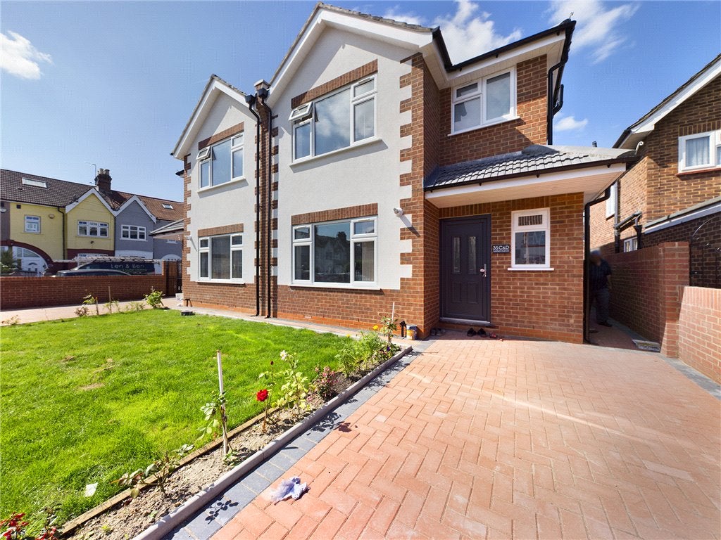 Flat Ashfield Avenue in Greater London