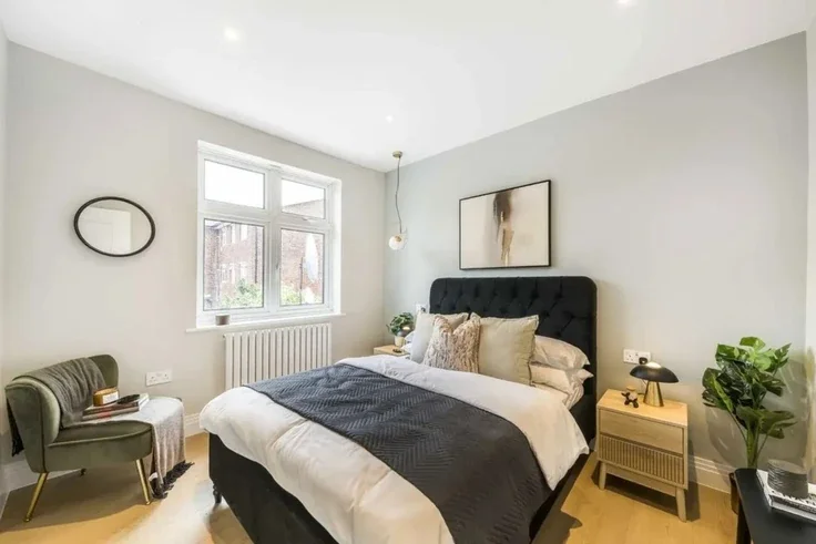 House Peter Avenue in Greater London