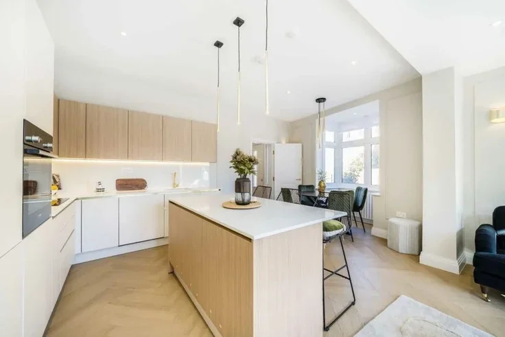 House Peter Avenue in Greater London