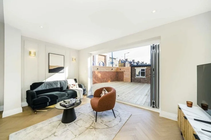 House Peter Avenue in Greater London