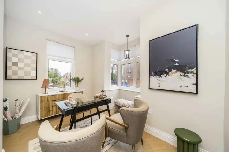 House Peter Avenue in Greater London