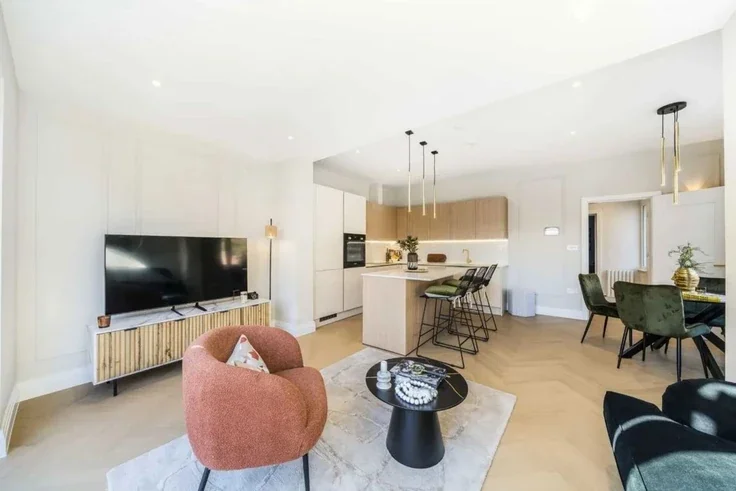 House Peter Avenue in Greater London