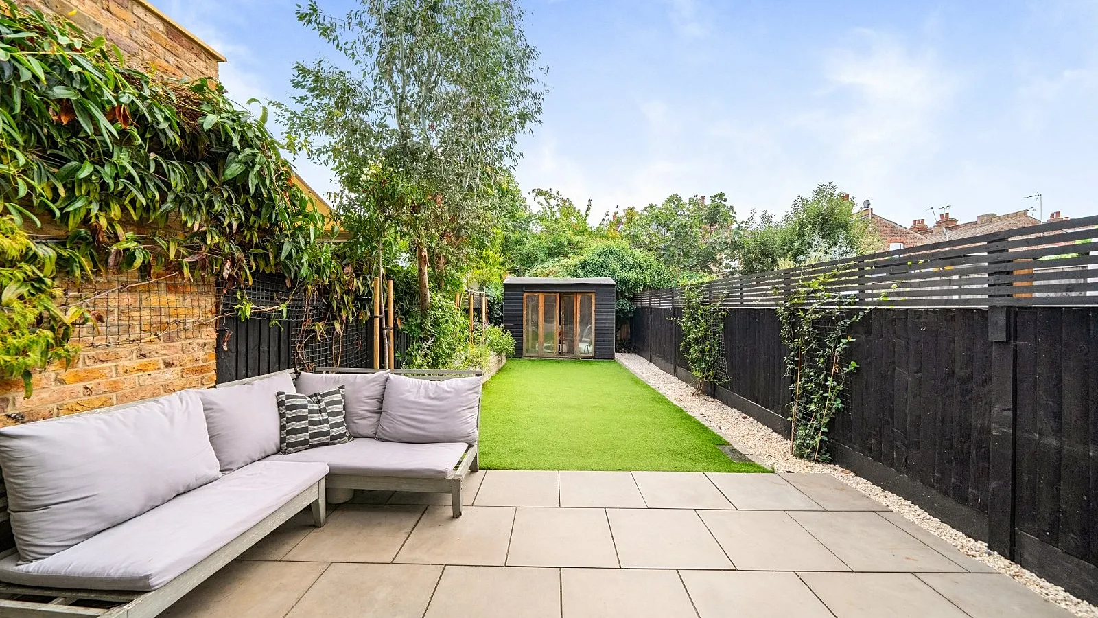 House Roseberry Gardens in Greater London