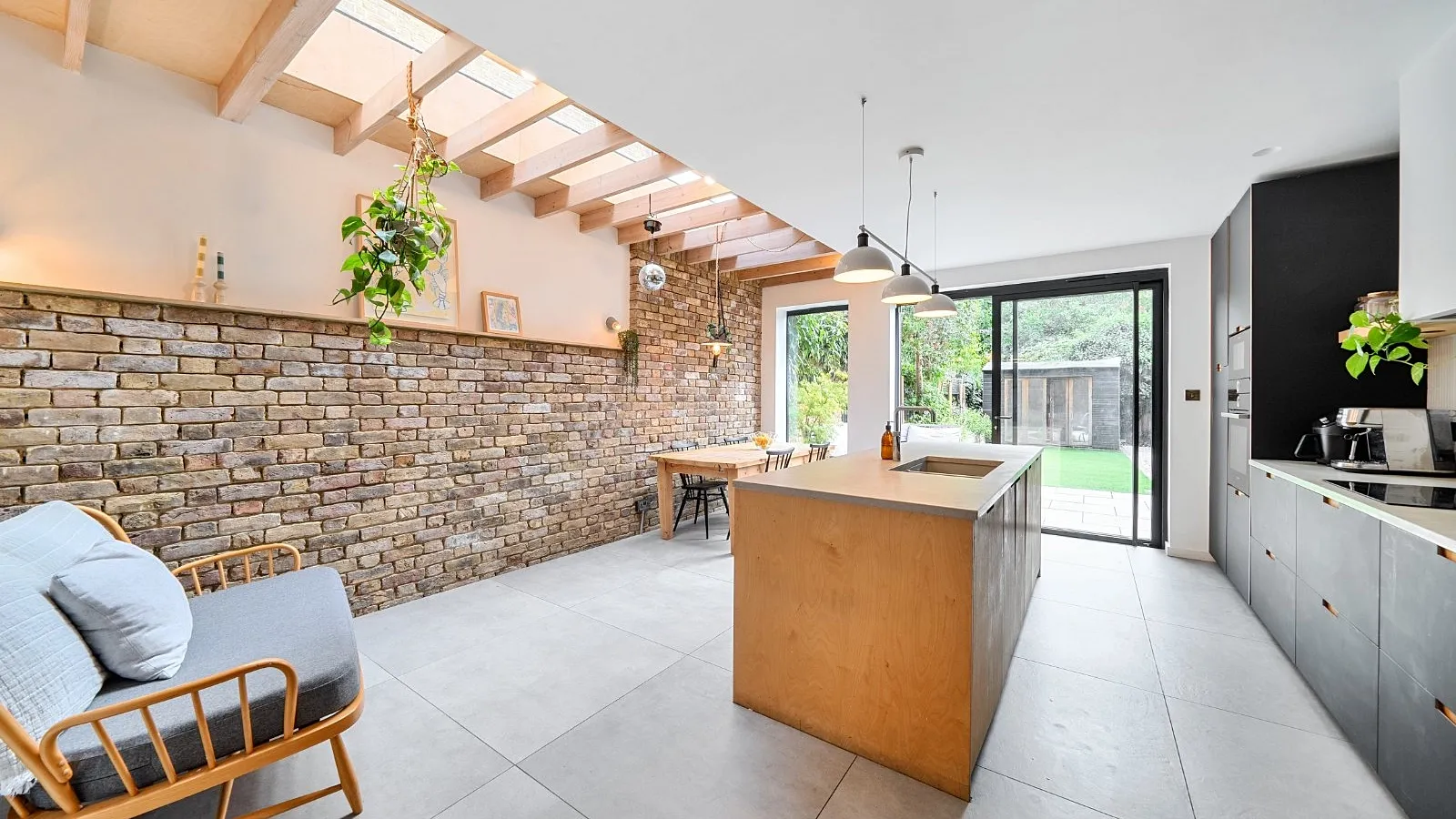House Roseberry Gardens in Greater London