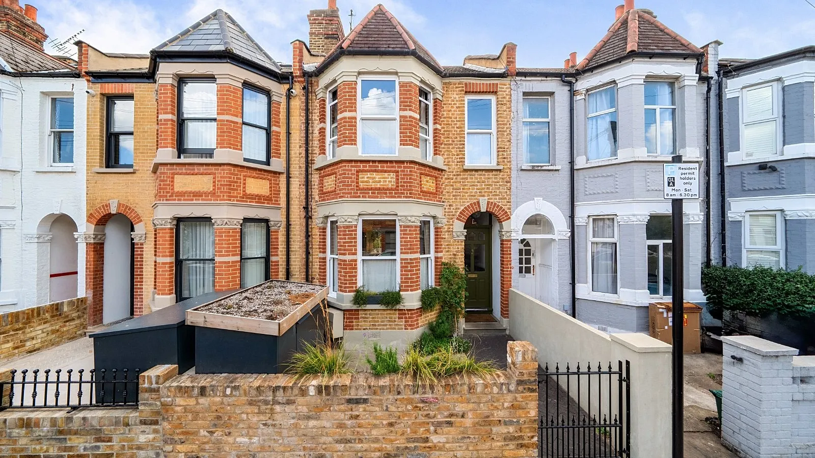 House Roseberry Gardens in Greater London