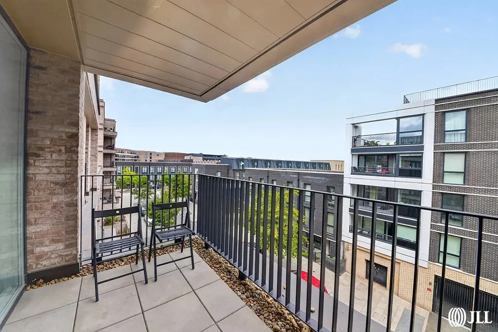 Flat Madison Way in Greater London