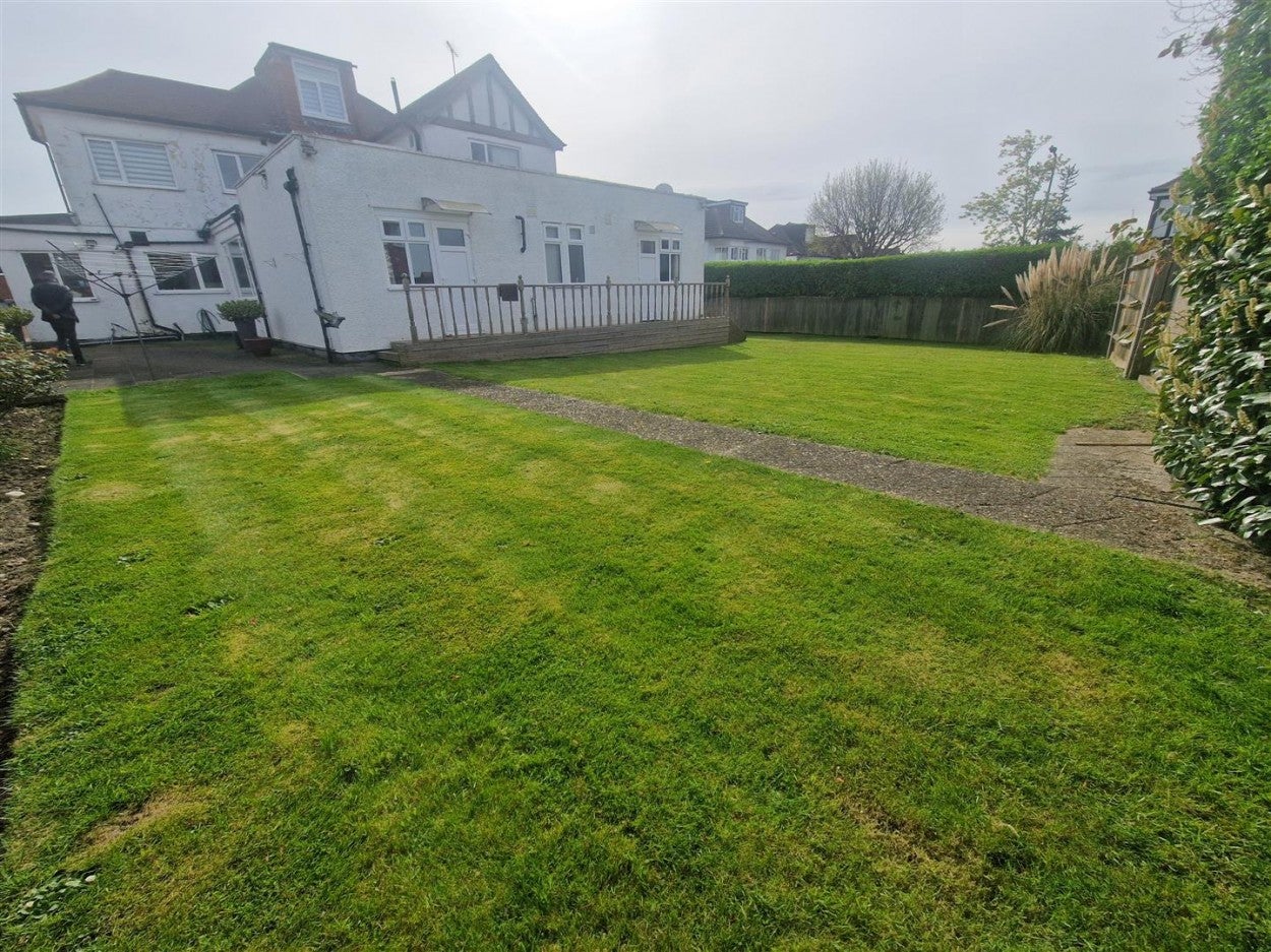 Flat Wickliffe Gardens in Greater London