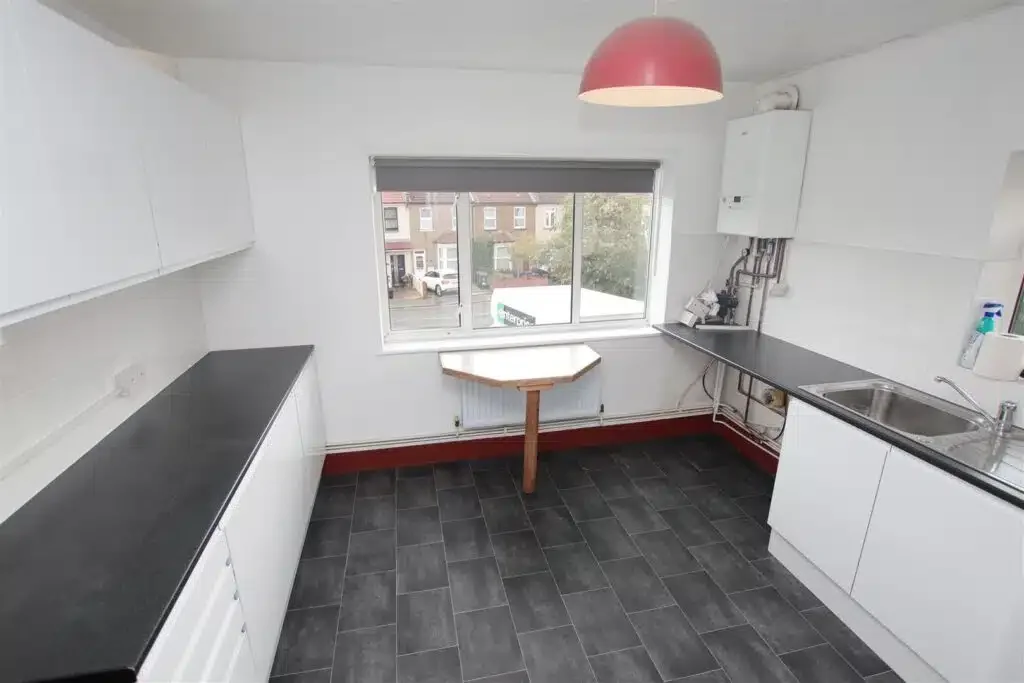 Flat Carrington Road in Dartford