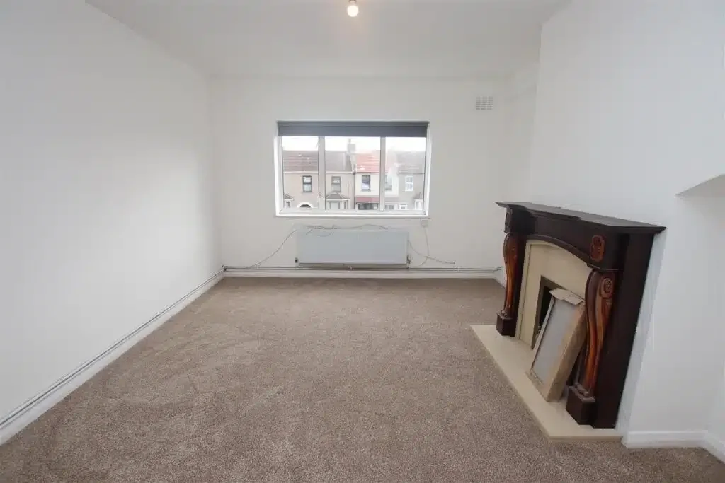Flat Carrington Road in Dartford