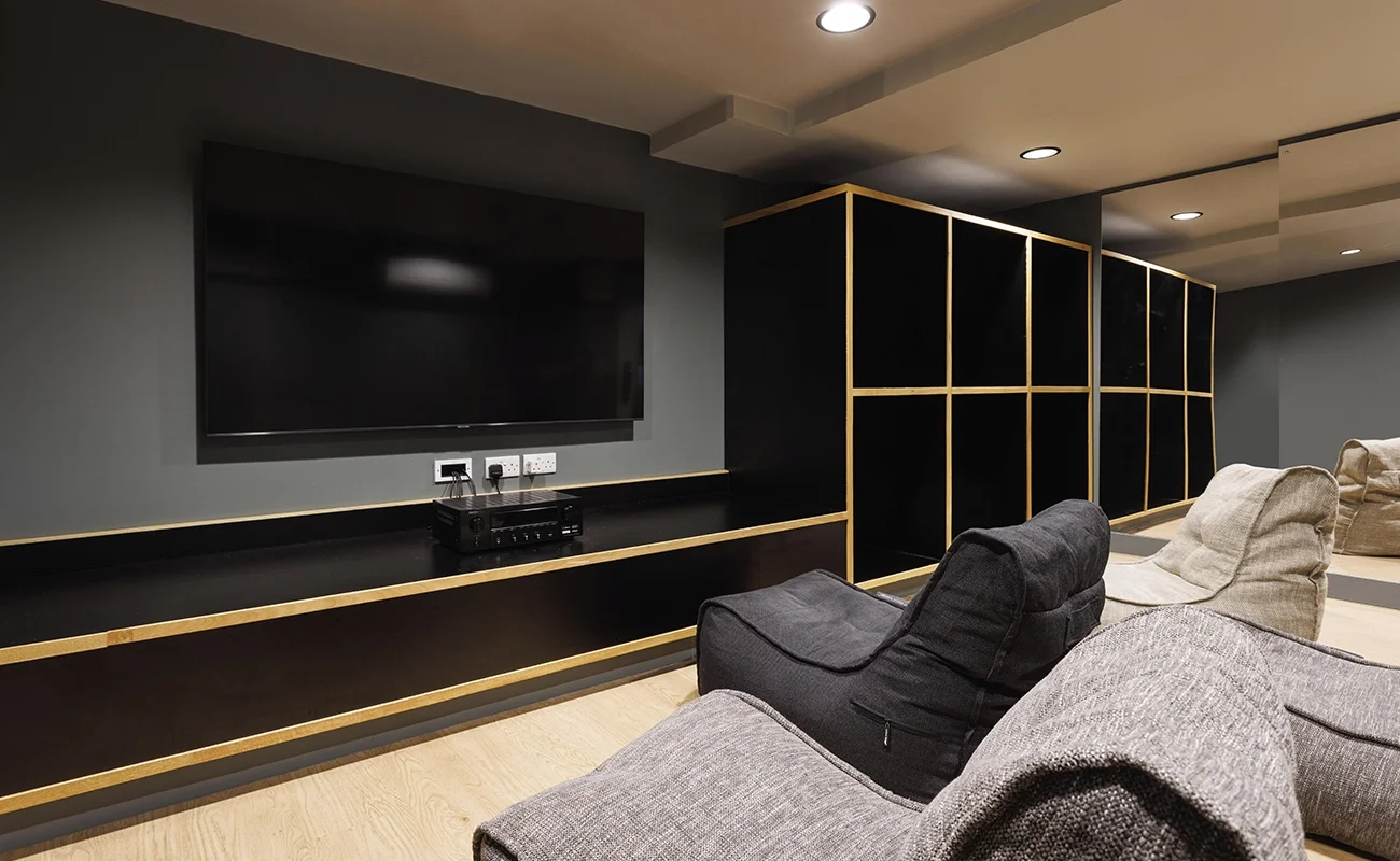 Room Kincardine Road in Manchester