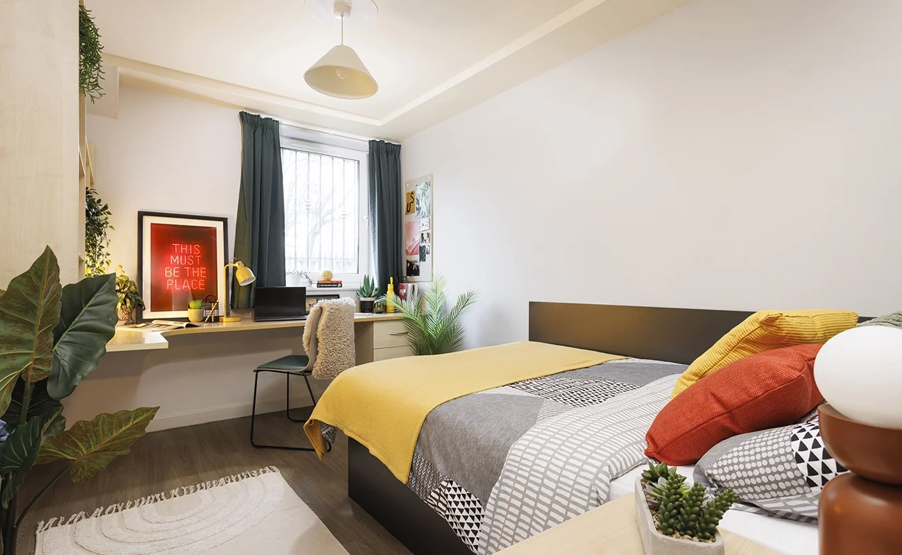 Room Kincardine Road in Manchester