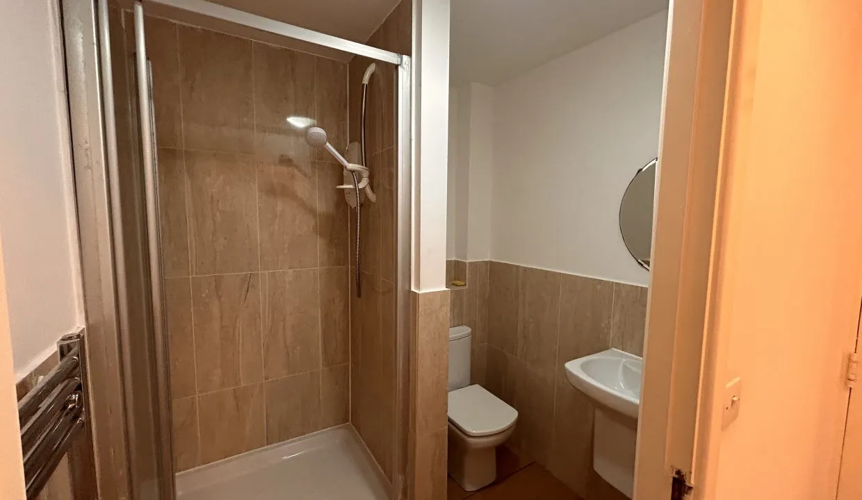 Flat Sandhurst Road in Leicester