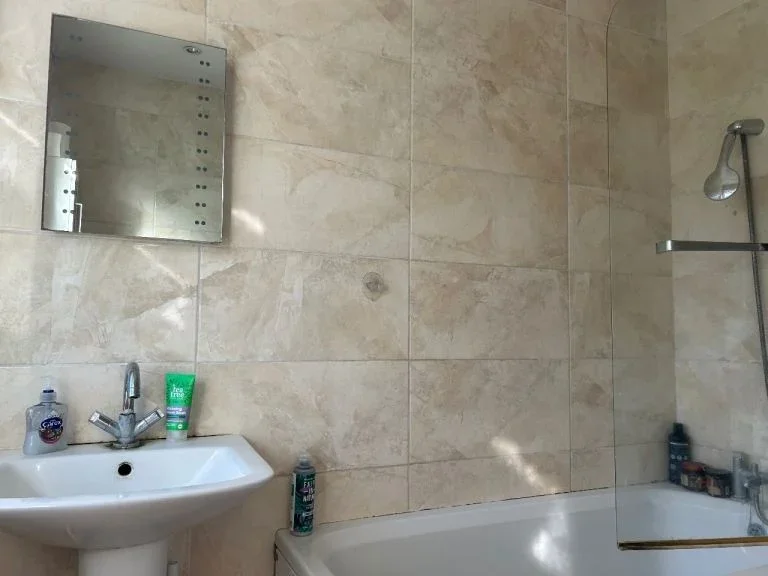 Room Sandringham Crescent in Greater London