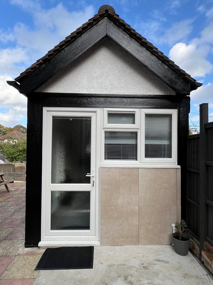 Flat Overstone Road in Luton