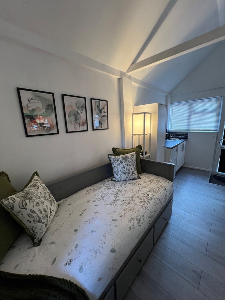 Flat Overstone Road in Luton