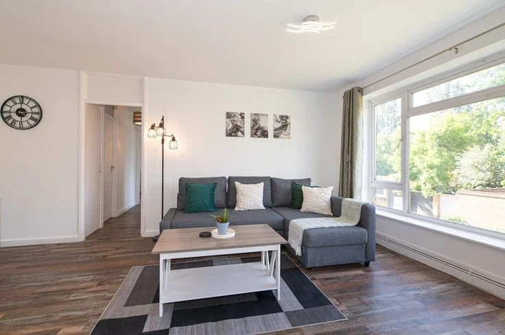Flat Poplar Grove in Greater London