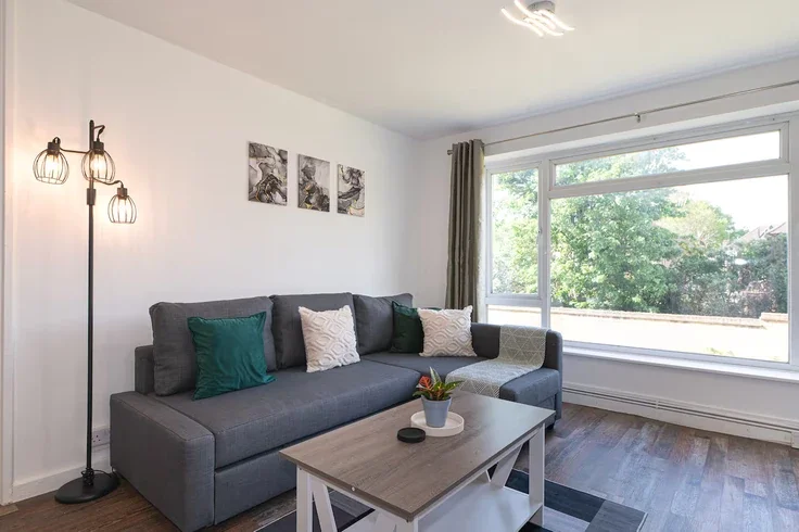 Flat Poplar Grove in Greater London