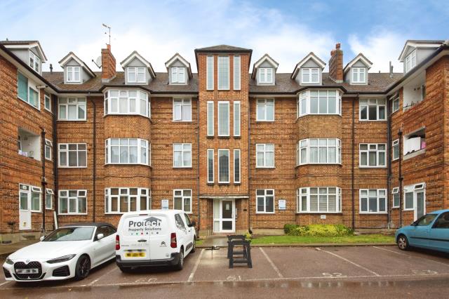 Flat Oakleigh Road North in London