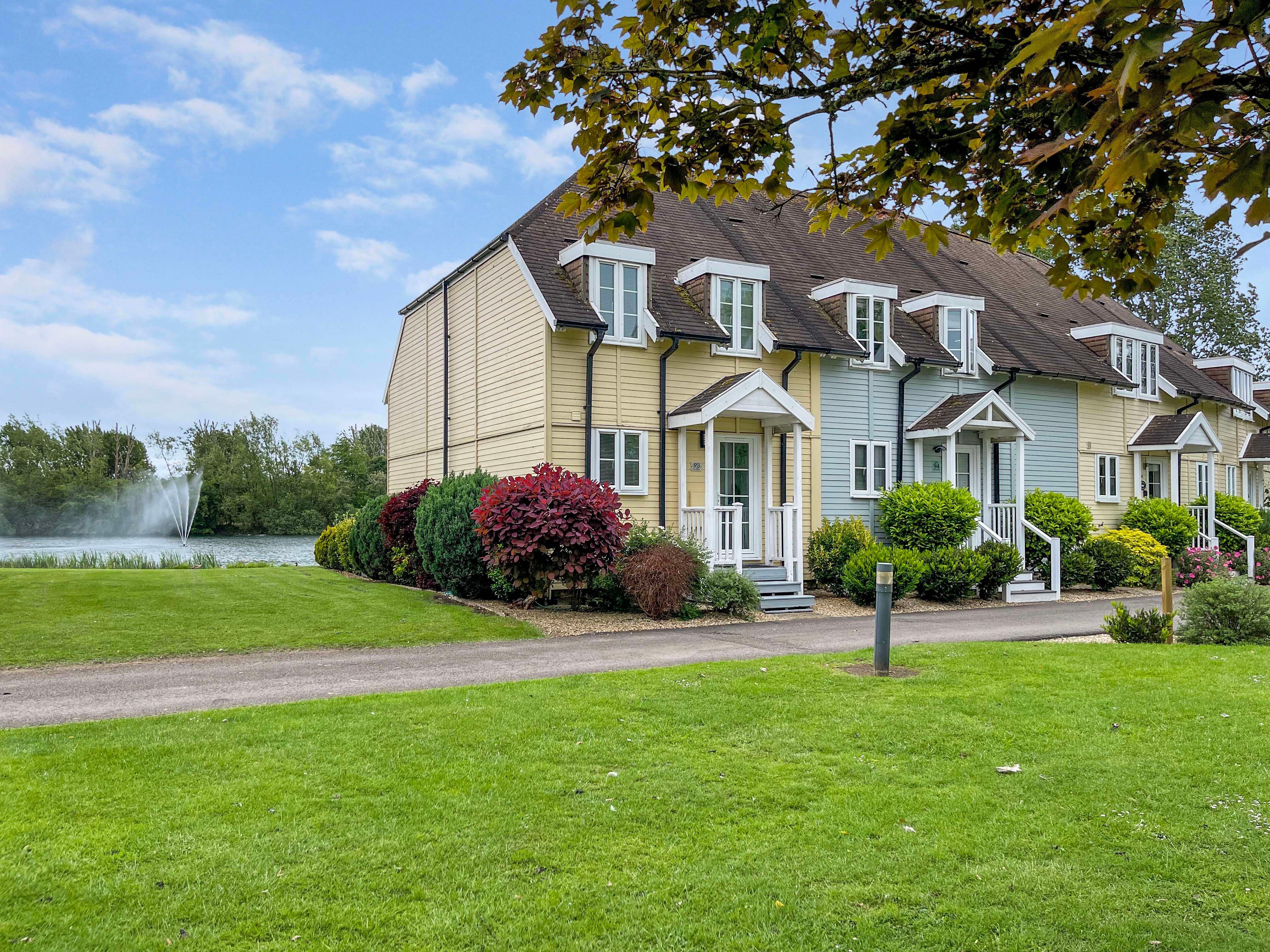 House Isis Lake in Cotswold District