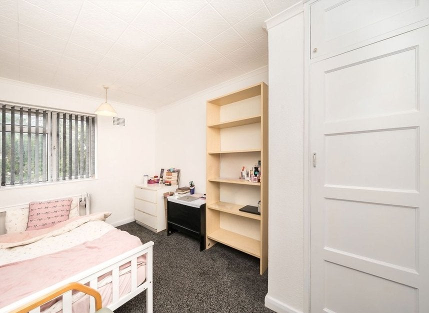 Flat Kingsnympton Park Estate in Greater London