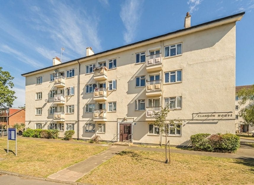 Flat Kingsnympton Park Estate in Greater London