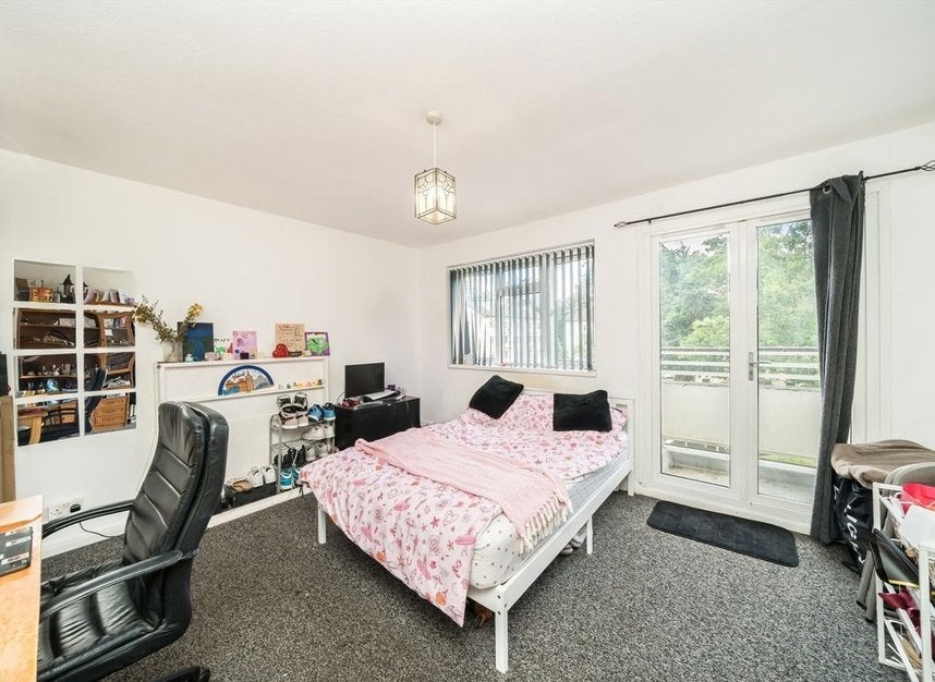 Flat Kingsnympton Park Estate in Greater London