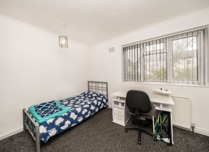 Flat Kingsnympton Park Estate in Greater London