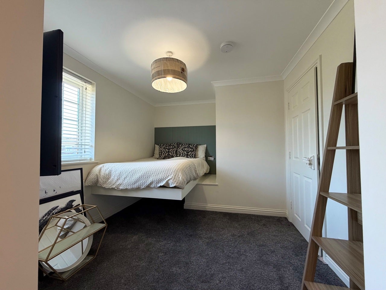 Room Homefield Close in Reigate and Banstead