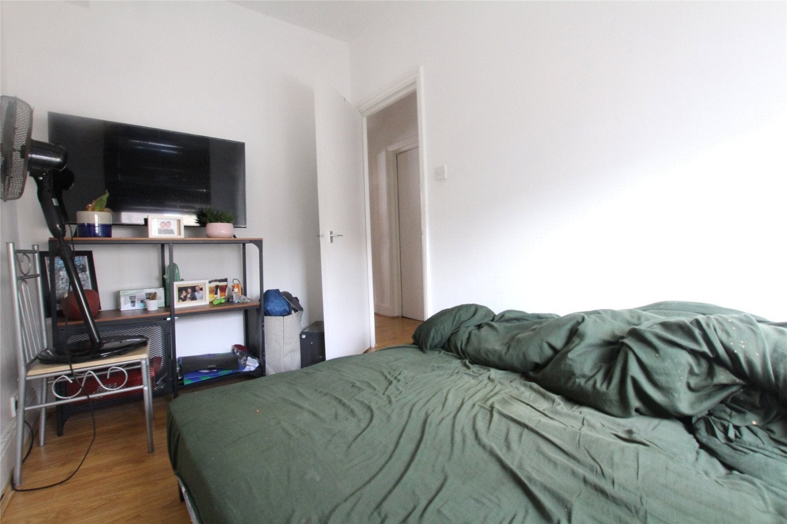 Flat Settles Street in Greater London