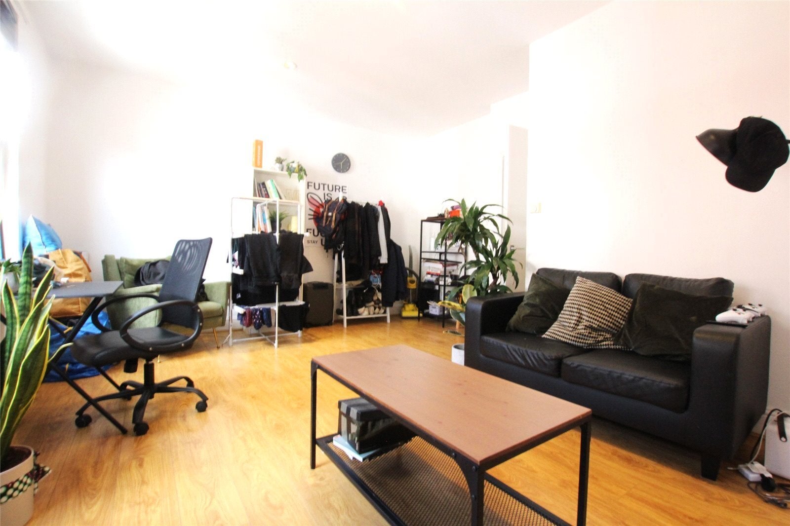 Flat Settles Street in Greater London