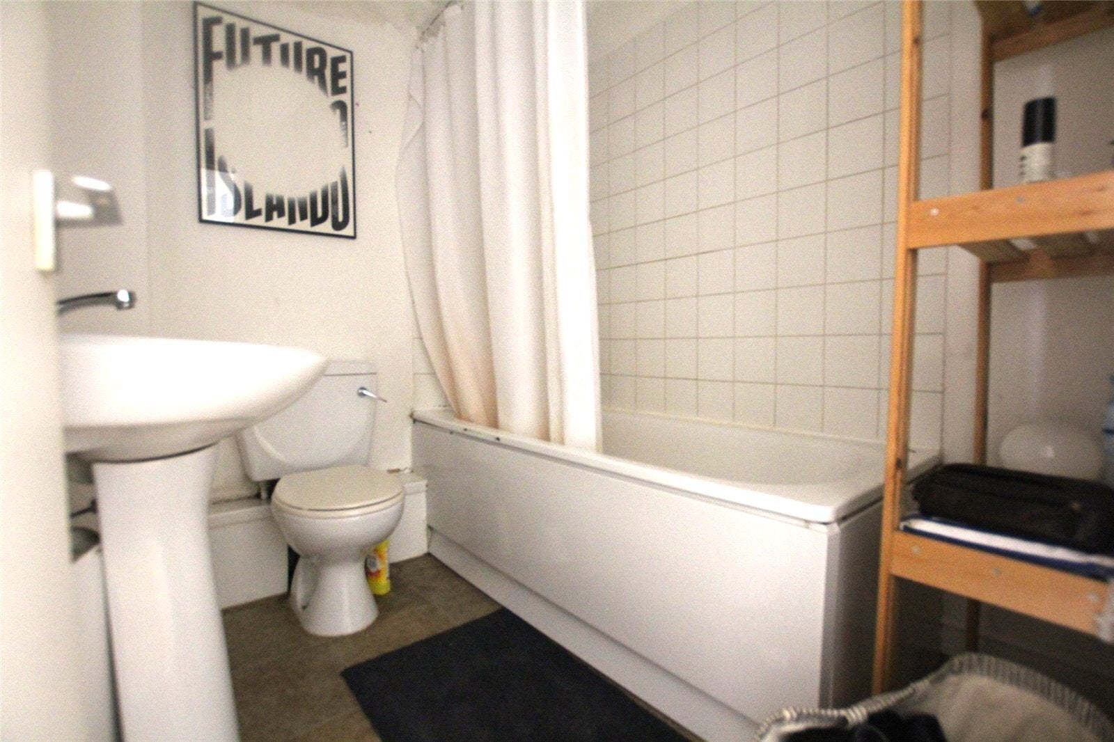 Flat Settles Street in Greater London