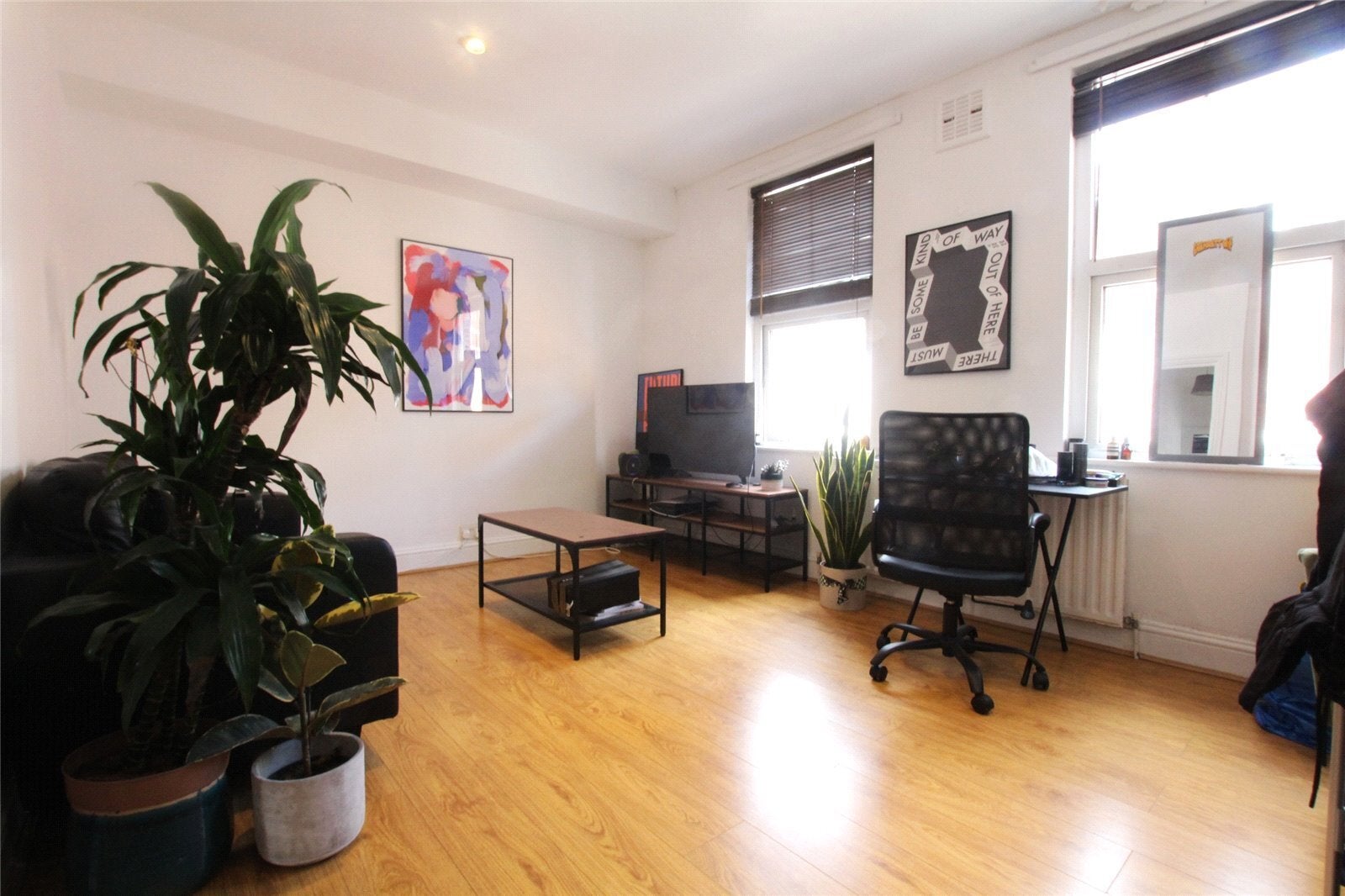 Flat Settles Street in Greater London