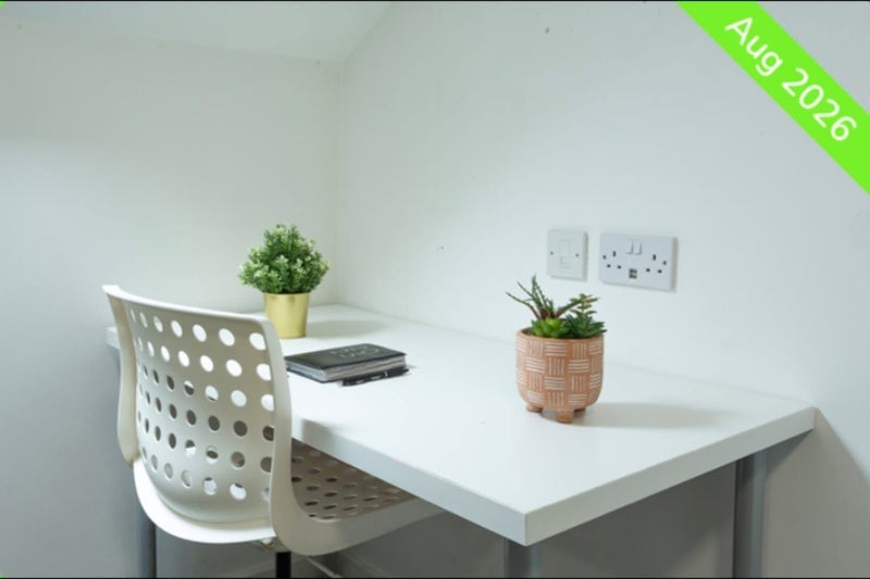 Room Leopold Road in Liverpool
