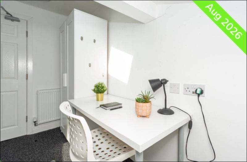 Room Leopold Road in Liverpool