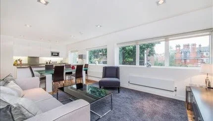 Flat Walm Lane in Greater London