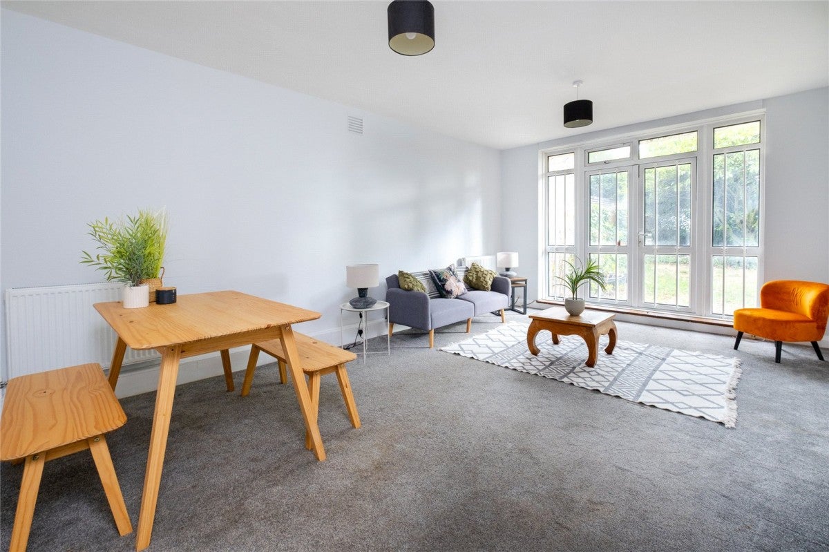 Flat Mount Ephraim Road in Greater London
