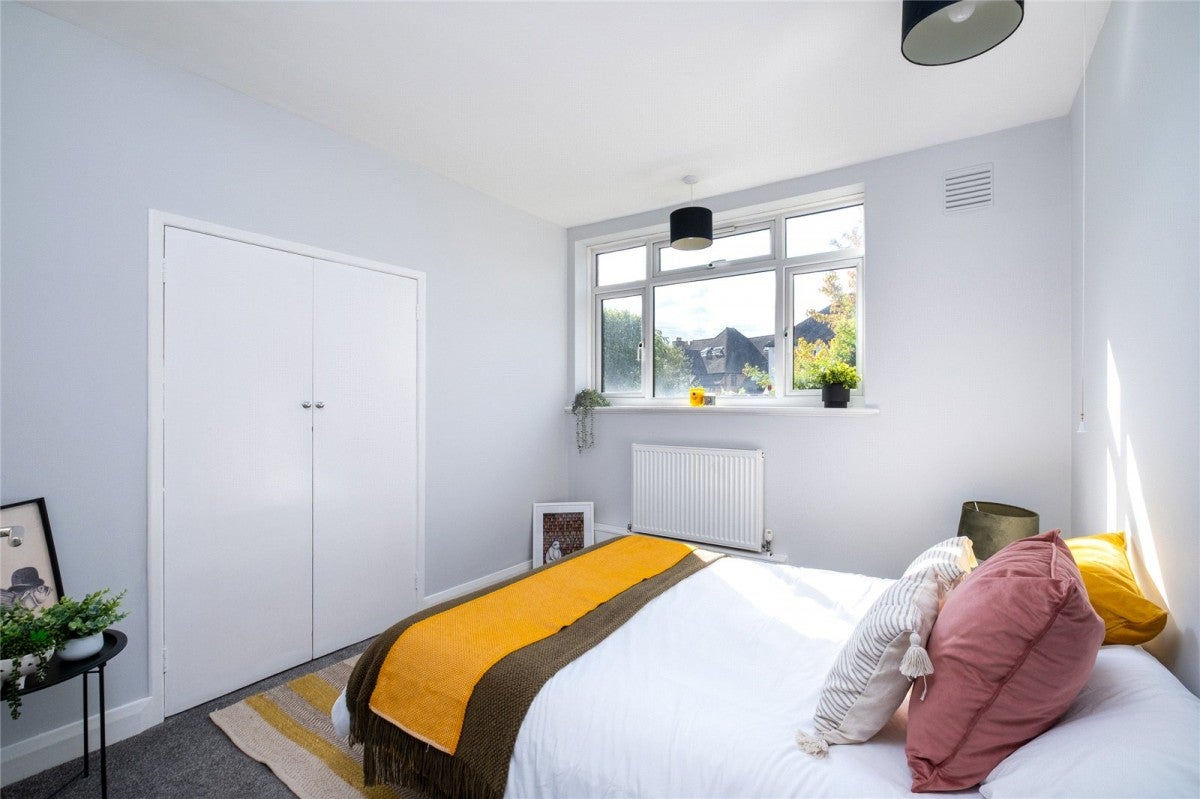 Flat Mount Ephraim Road in Greater London