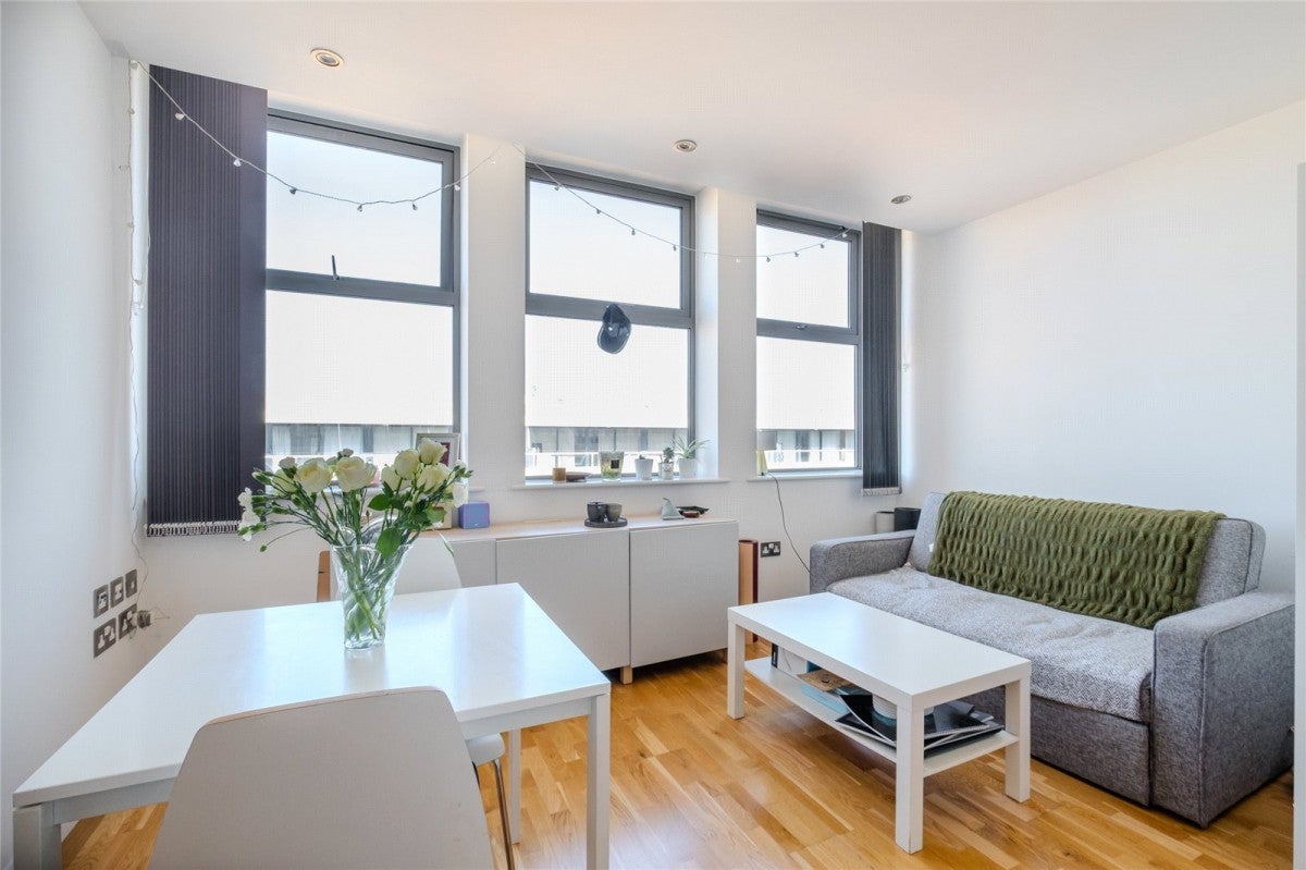 Flat Streatham High Road in Greater London