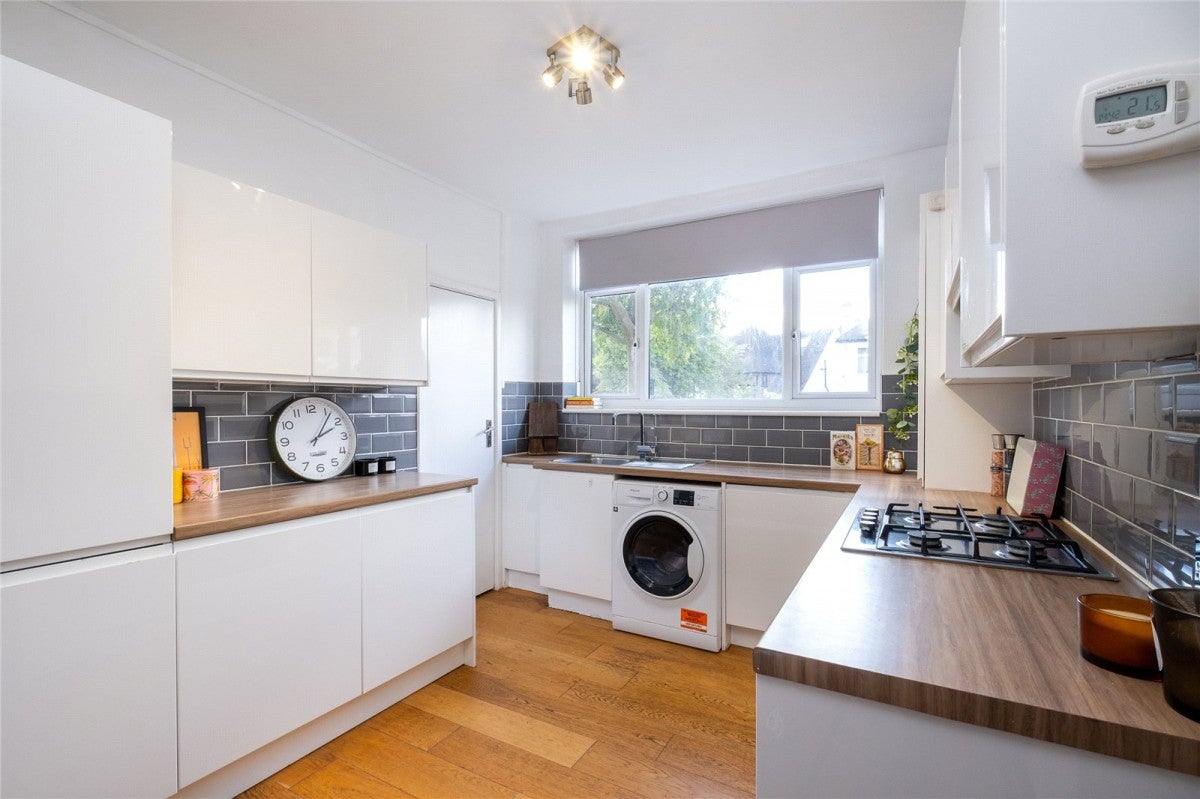 Flat Mount Ephraim Road in Greater London