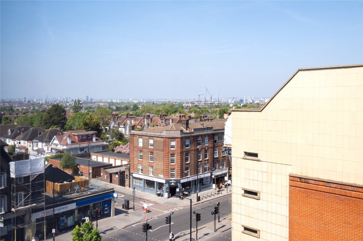 Flat Streatham High Road in Greater London