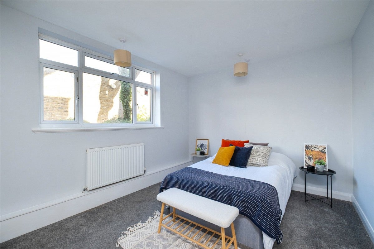 Flat Mount Ephraim Road in Greater London