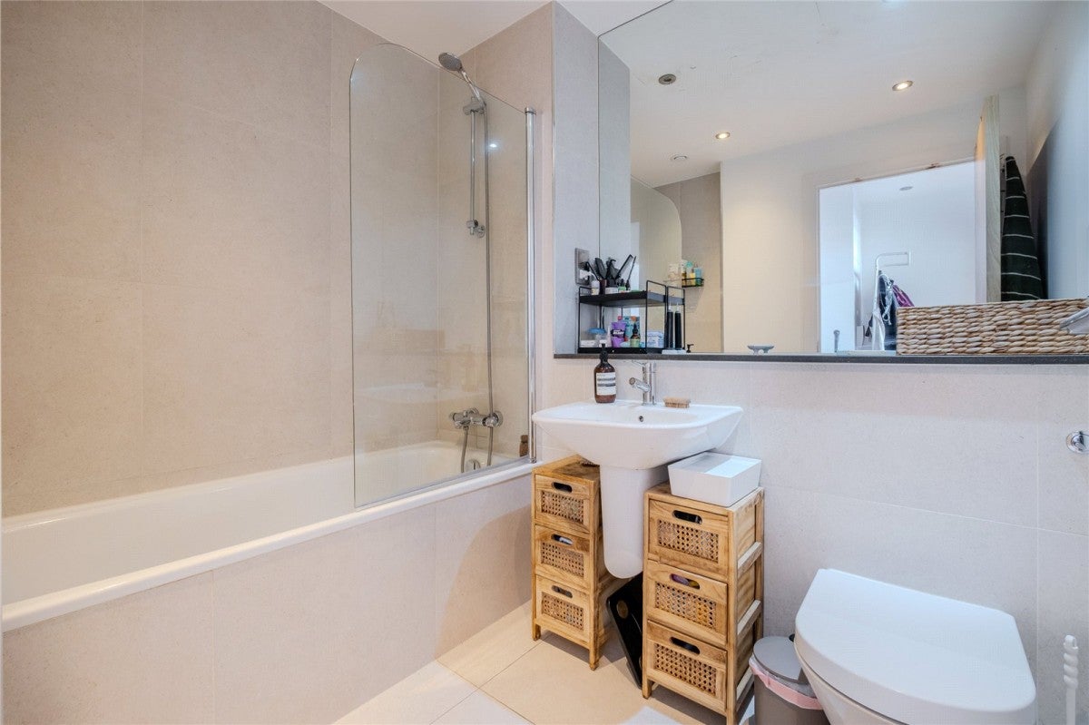 Flat Streatham High Road in Greater London